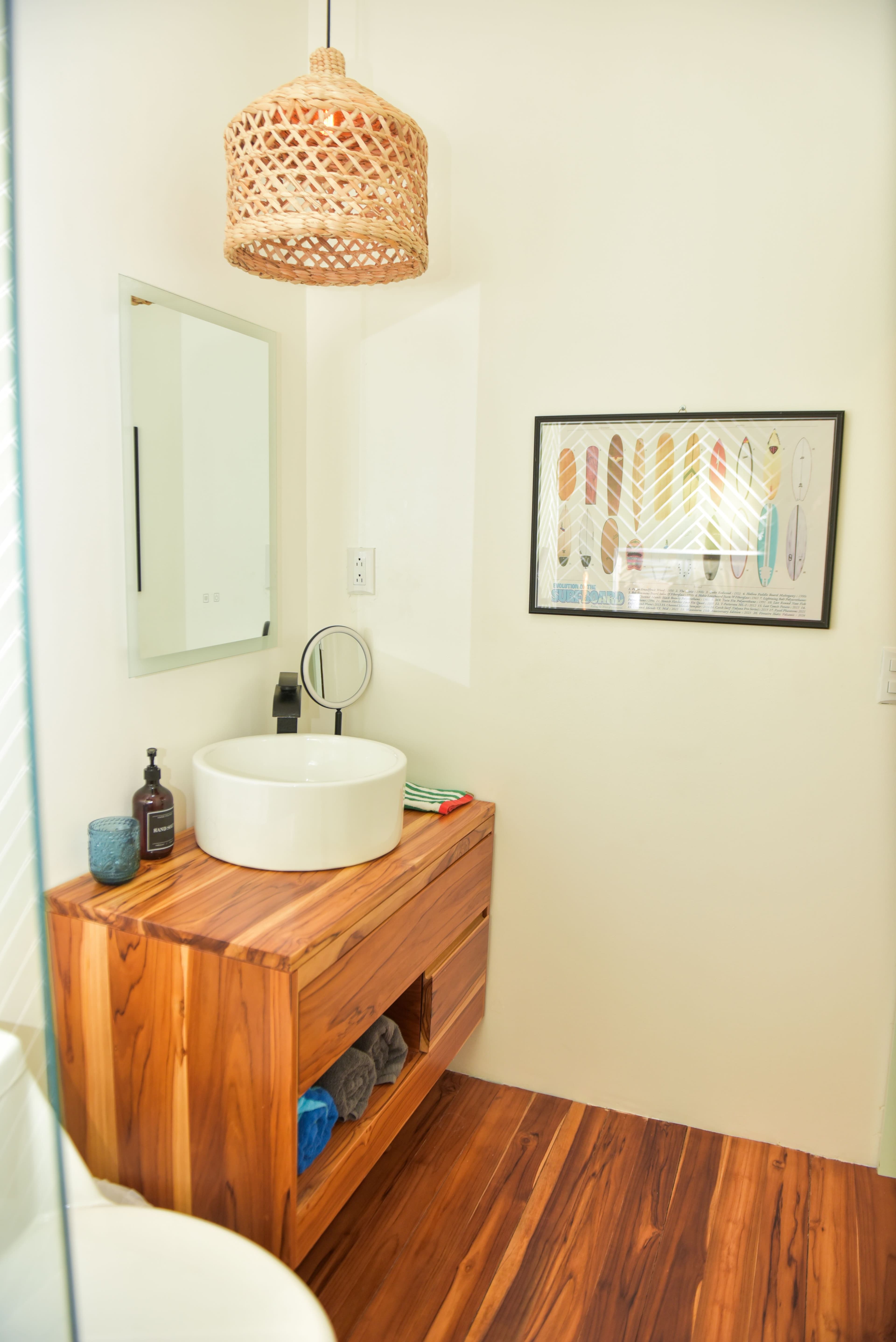 Front bedroom private en-suite bathroom detail